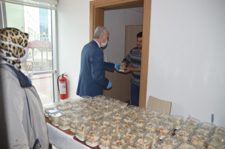 Karantinadaki Gurbetçilere Elleriyle Çorum Mantısı Hazırladılar