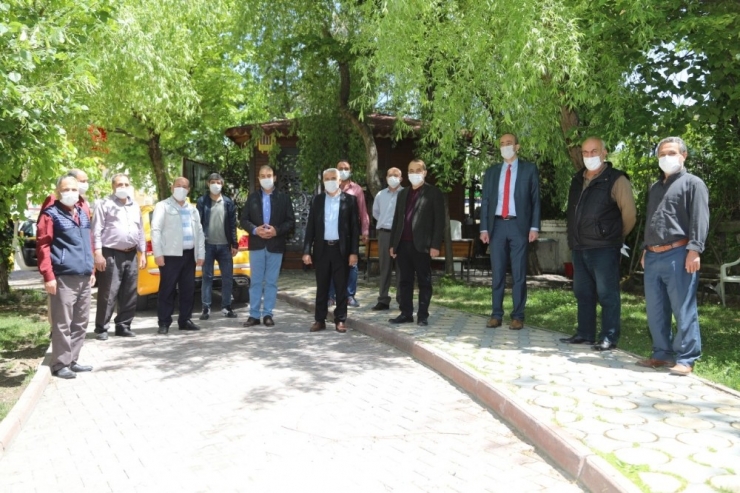 Battalgazi’de Taksi Duraklarını Dezenfekte Ediyor