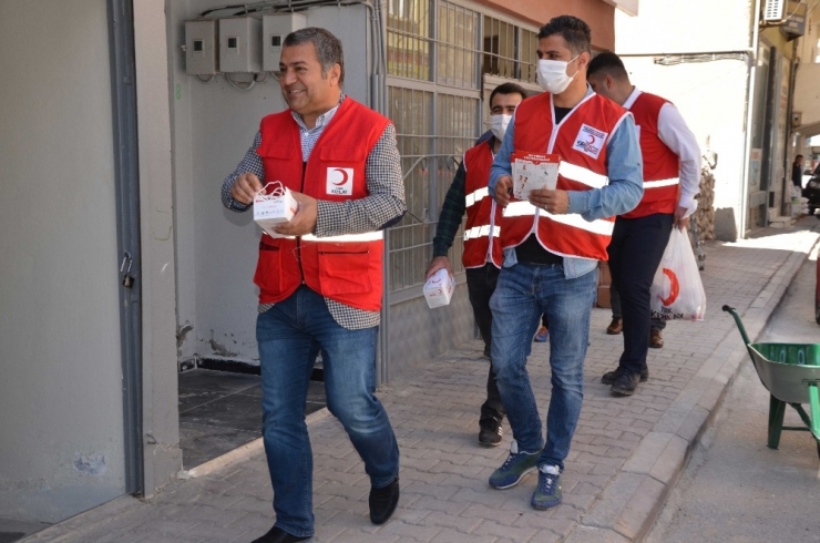 Kızılay Vatandaşlara Maske Ve Dezenfektan Dağıttı