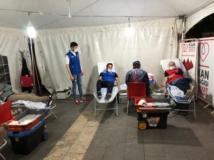 Gençlerden Türk Kızılay’ına Kan Bağışı