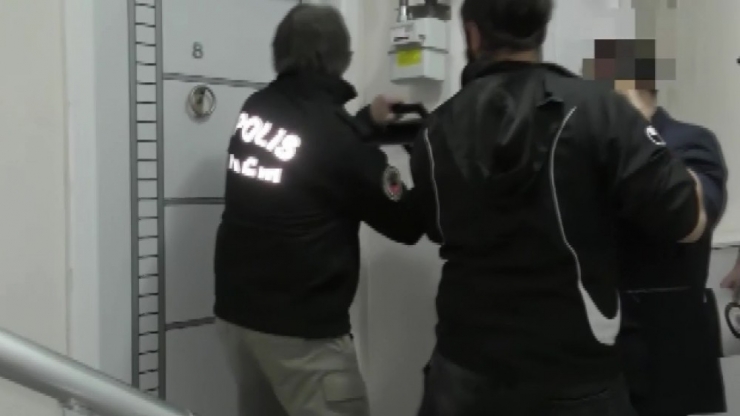 Uşak’ta 30 Polisle Uyuşturucu Operasyonu: 3 Gözaltı