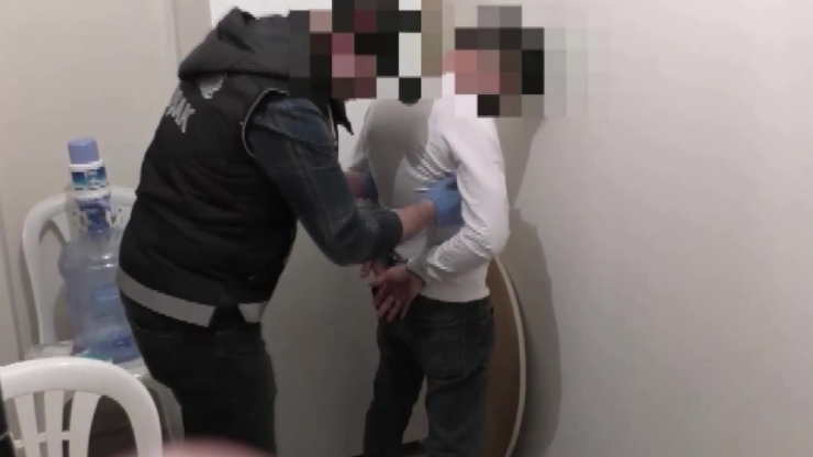 Uşak’ta 30 Polisle Uyuşturucu Operasyonu: 3 Gözaltı