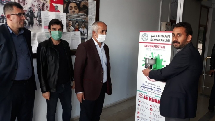 Çaldıran Belediyesinden Sensörlü Dezenfektan Hizmeti