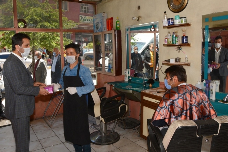 Başkan Şeylan’dan Berberlere Maske Desteği