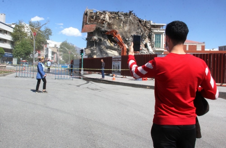 Yıkılan İş Merkezini Film Gibi İzlediler