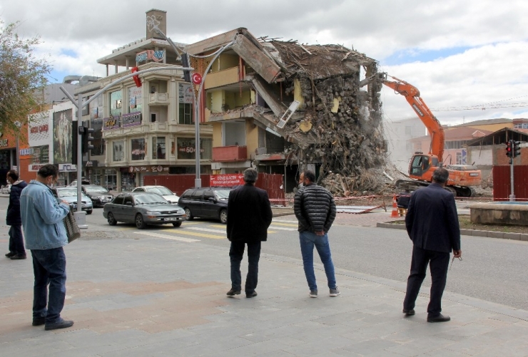 Yıkılan İş Merkezini Film Gibi İzlediler