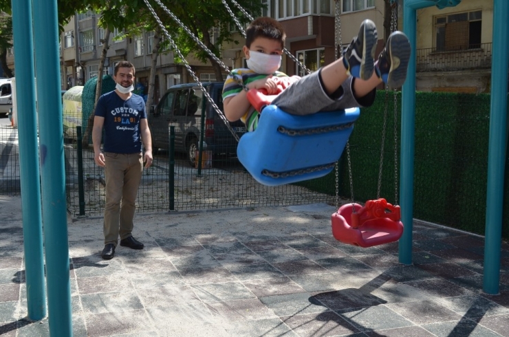 Çocuklardan Çok Aileler Nefes Aldı: “Evde Tutmak İçin Çocukla Çocuk Oluyorduk”