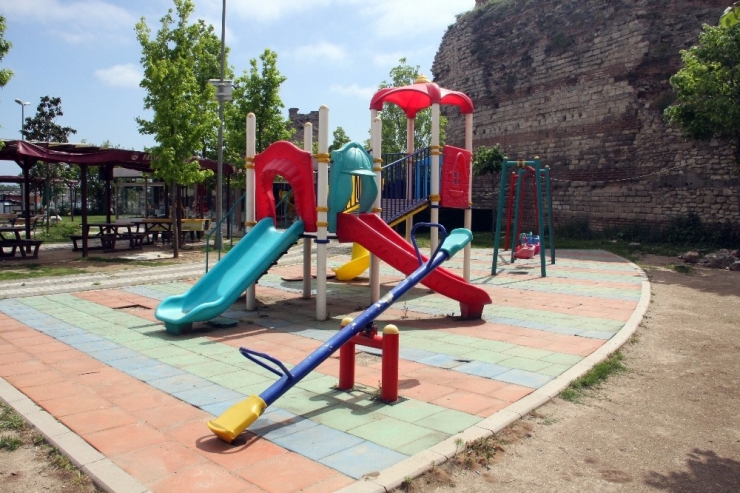 4 Saatlik İzin Bitti, Parklar Boş Kaldı