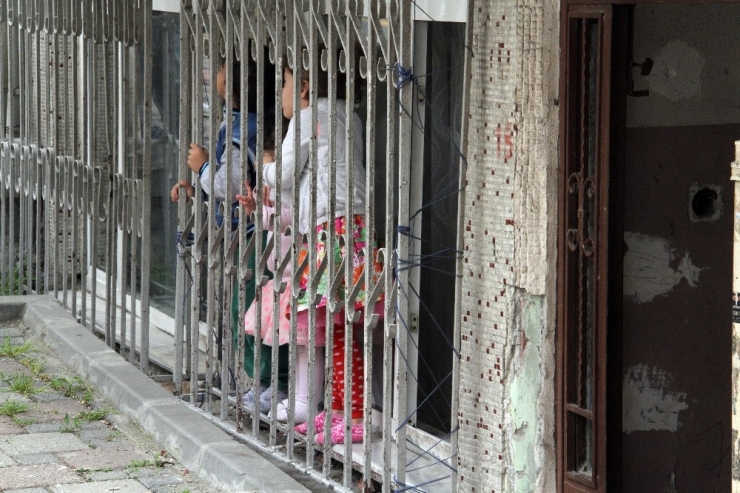 Virüsten Korkan Küçük Kız Yaşıtlarını Camdan İzledi