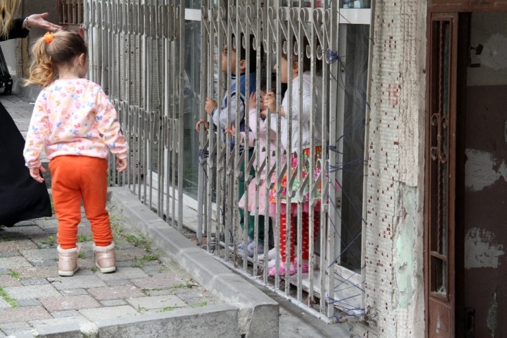 Virüsten Korkan Küçük Kız Yaşıtlarını Camdan İzledi