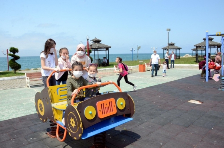 14 Yaş Ve Altı Çocuklar Uzun Bir Aradan Sonra Sokağa Çıktı