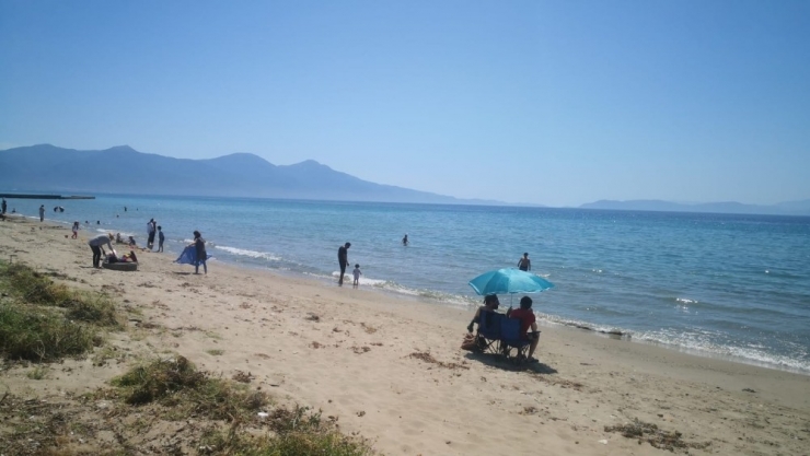 40 Gün Sonra Sokağa Çıkan Çocuklar, Kuşadası’nda Plajlara Koştu