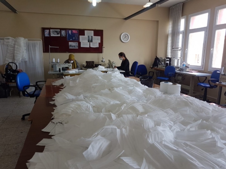 Lgs’ye Girecek Öğrenciler İçin Maske Üretiliyor