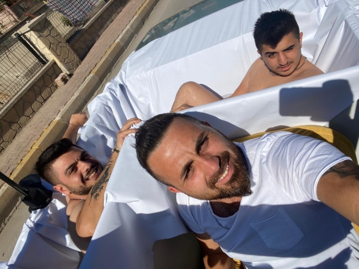 Üzerine Teras Yaptığı Aracıyla Mangal Yakarak Caddeleri Dolaştılar