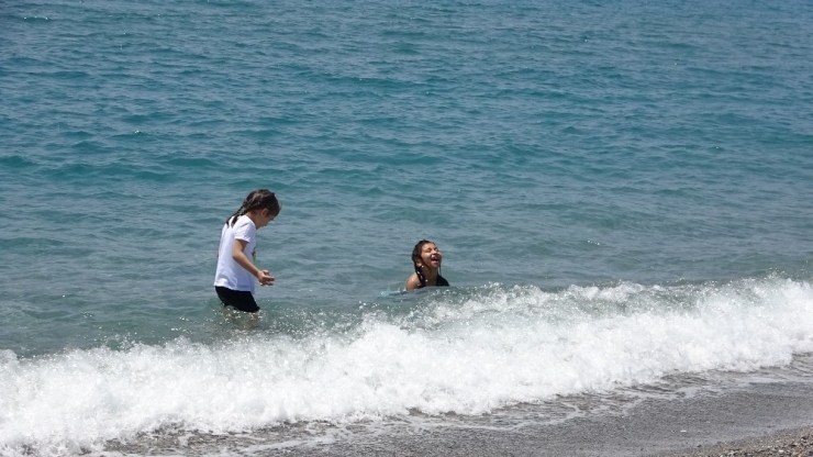 Alanya’da Çocuklar 4 Saatlik İznin Keyfini Denizde Çıkardı
