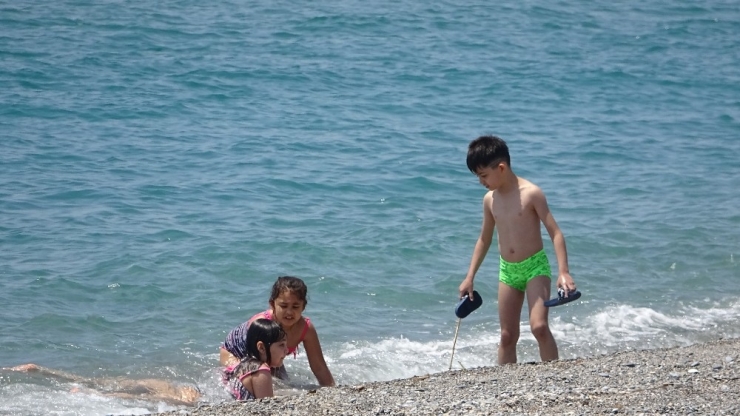 Alanya’da Çocuklar 4 Saatlik İznin Keyfini Denizde Çıkardı