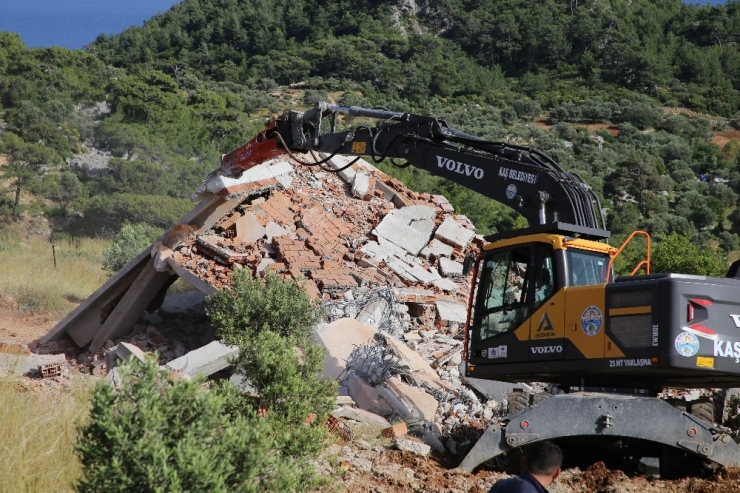 Bakanlık Müfettişleri Uydu Üzerinden Ve Sahada Tespit Etti, Belediye Yıkıma Başladı