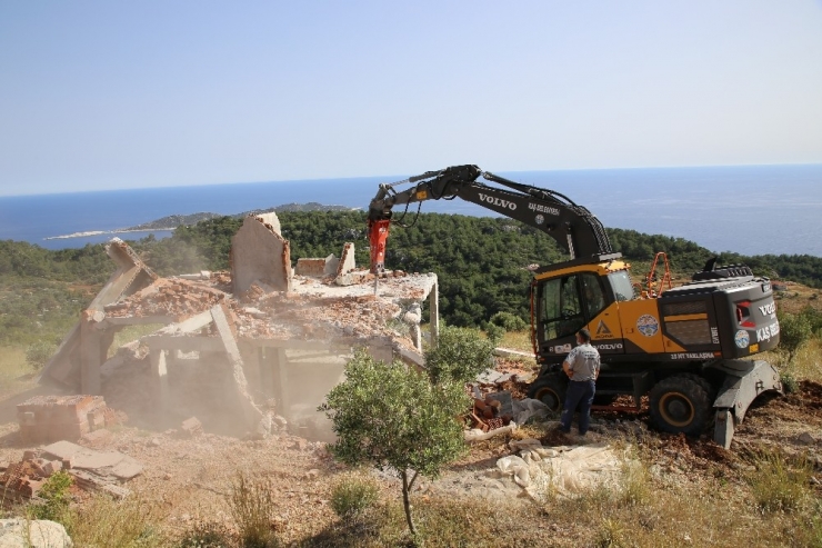 Bakanlık Müfettişleri Uydu Üzerinden Ve Sahada Tespit Etti, Belediye Yıkıma Başladı