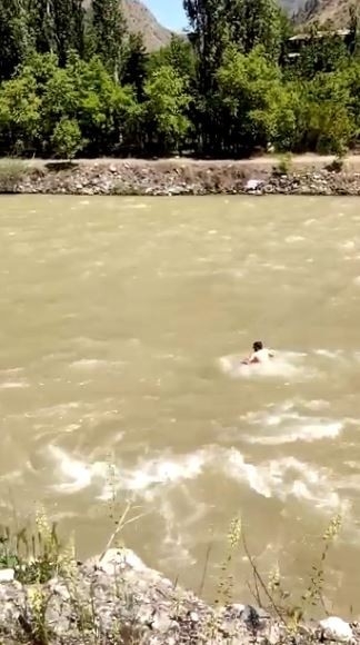 Serinlemek İçin Asma Köprüden Çoruh Nehrinin Azgın Sularına Atladı