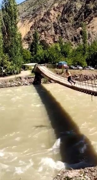 Serinlemek İçin Asma Köprüden Çoruh Nehrinin Azgın Sularına Atladı