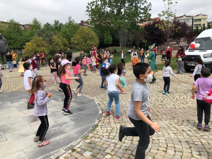 Ataşehir’de Sokağa Çıkan Çocuklara Hacivat Ve Karagöz Sürprizi