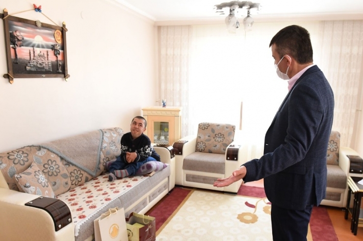 Başkan Balcı, Engelli Bireyleri Evlerinde Ziyaret Etti