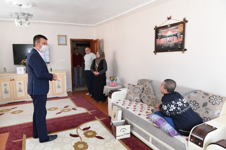 Başkan Balcı, Engelli Bireyleri Evlerinde Ziyaret Etti