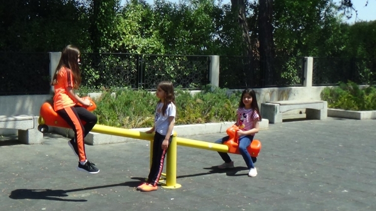 Kısıtlama Sonrası Çocuklar Parklara, Gençler Çarşıya Koştu