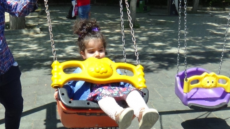 Kısıtlama Sonrası Çocuklar Parklara, Gençler Çarşıya Koştu