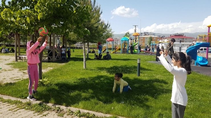 Bingöl’de 4 Saati Oyunlarla Geçiren Çocuklar, Evlerine Mutlu Döndü