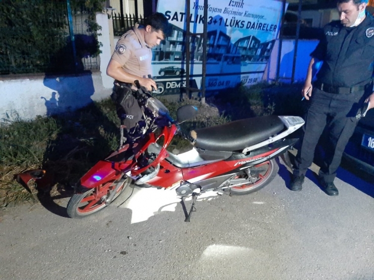 Köpeklerin Saldırısından Kaçtı, Kaza Yaptı: 2 Yaralı