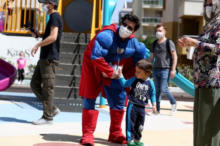 Süper Kahramanlardan Çocuklara Sosyal Mesafe Uyarısı