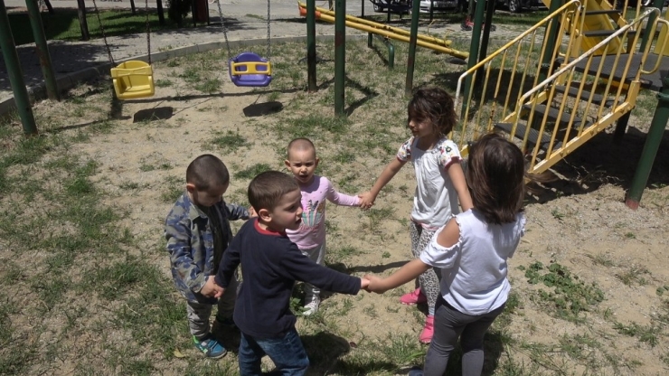 Çocuklar Yıllar Sonra Anne Ve Babalarının Oyunlarını Oynadılar