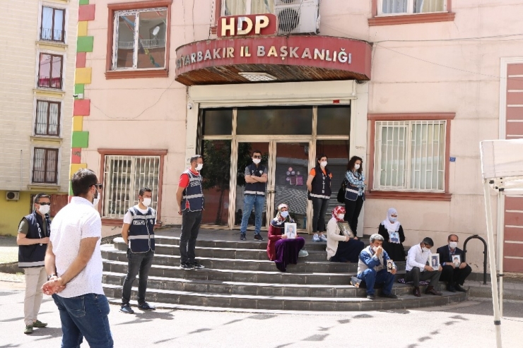 Hdp Önündeki Ailelerin Evlat Nöbeti 254’üncü Gününde