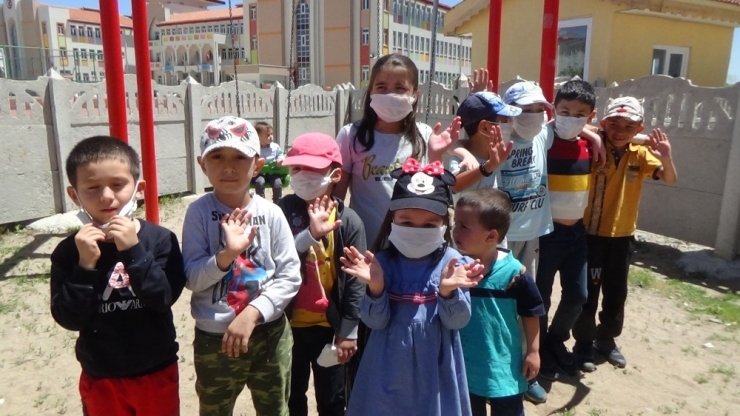 Çocuklar Parklara Akın Etti