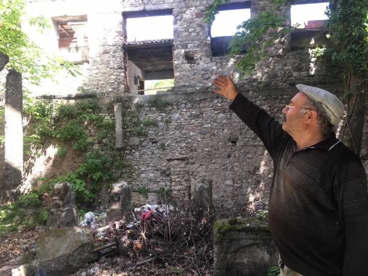 Tarihi Yapı Harabeye Döndü