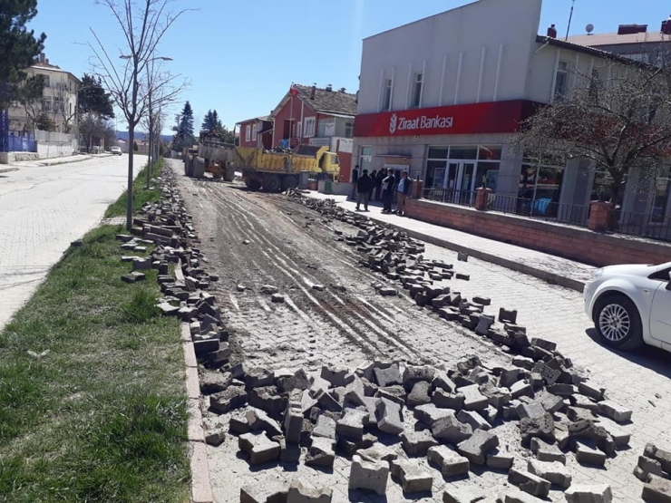 Devrekani’de Zarar Gören Kilit Parkeler Onarılıyor
