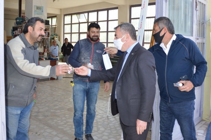 Başkan Özdemir Sanayi Esnafına Dezenfektan Ve Maske Dağıttı