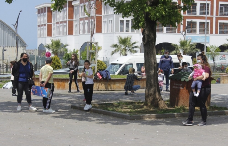 Korona Virüs Salgını Sürecinde Dışarı Çıkma Fırsatını Yakalayan Çocuklar Güneşli Havanın Tadını Çıkardılar