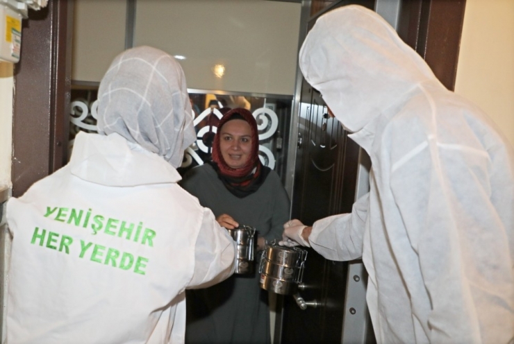 Yemekler Komşular İçin Pişecek