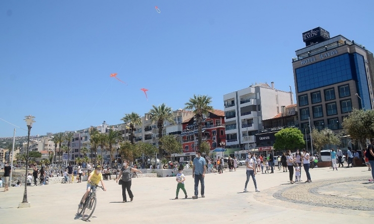 Başkan Günel, Kuşadası’nda Çocuklara Özel Maske Ve Hediye Dağıttı