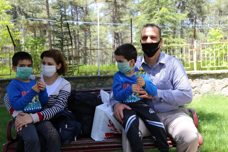 Elazığ’da 5 Yaşındaki İkizler 4 Saatlik İzinde Doyasıya Eğlendi