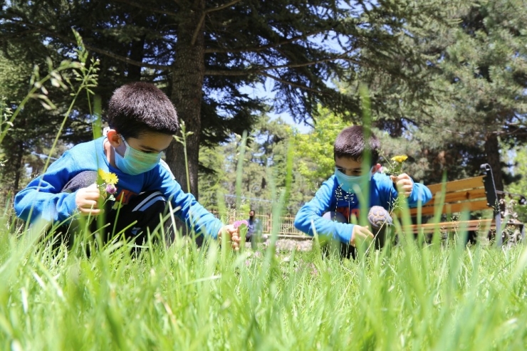 Elazığ’da 5 Yaşındaki İkizler 4 Saatlik İzinde Doyasıya Eğlendi