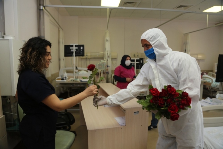 Başkan Tollu’dan Hemşirelere Gül