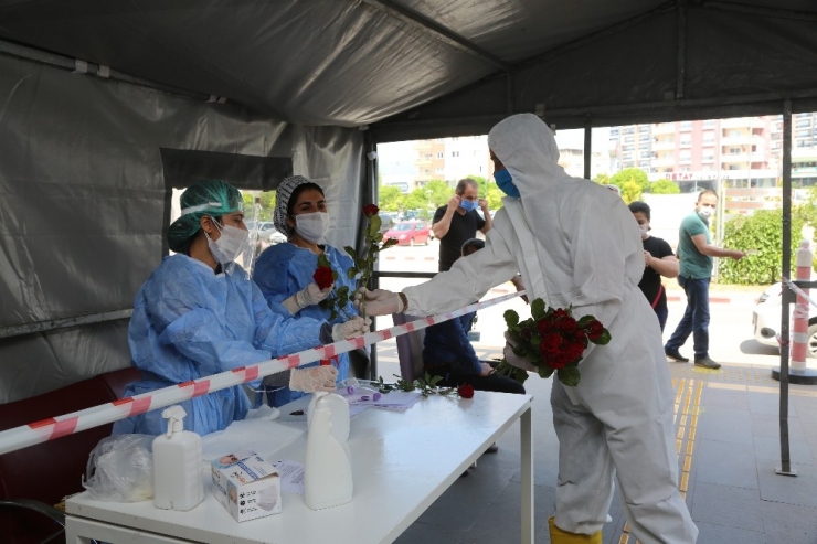 Başkan Tollu’dan Hemşirelere Gül