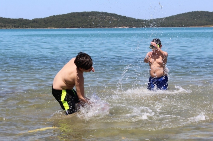 Ayvalık’ta Çocuklar Denizin Keyfini Çıkardı