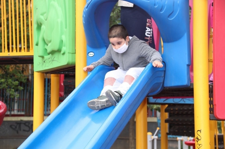 Gaziosmanpaşa Belediyesi Çocuklara Kitap Ve Maske Dağıttı