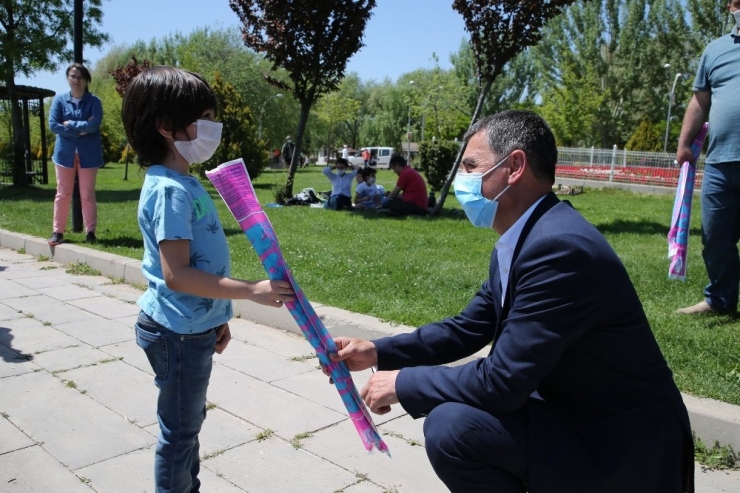 Gölbaşı’nda Çocuklara Uçurtma Sürprizi