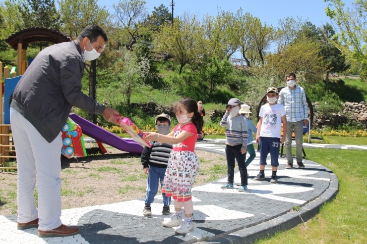 Başkan Özdoğan Çocukları Sevindirdi