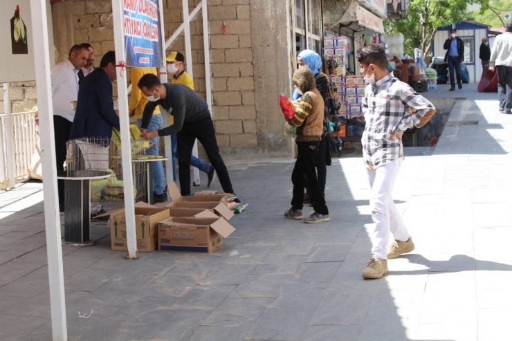 Şemdinli’de ’İmkanı Olan Bıraksın, İhtiyacı Olan Alsın’ Kampanyası